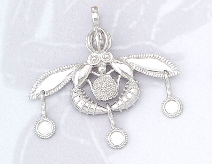 White Gold Malia Bees Pendant – size 2